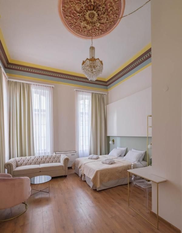 Bedroom with original ceiling rosette
